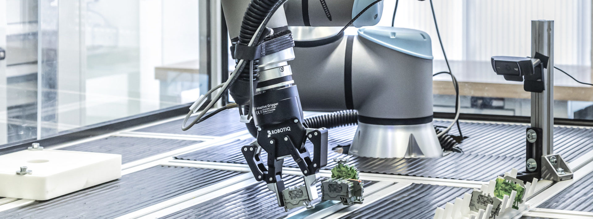 Beispiel für selbstlernende cyberphysische Robotorsysteme: Eine Schaltschrankmontage trainiert aus der Physiksimulation