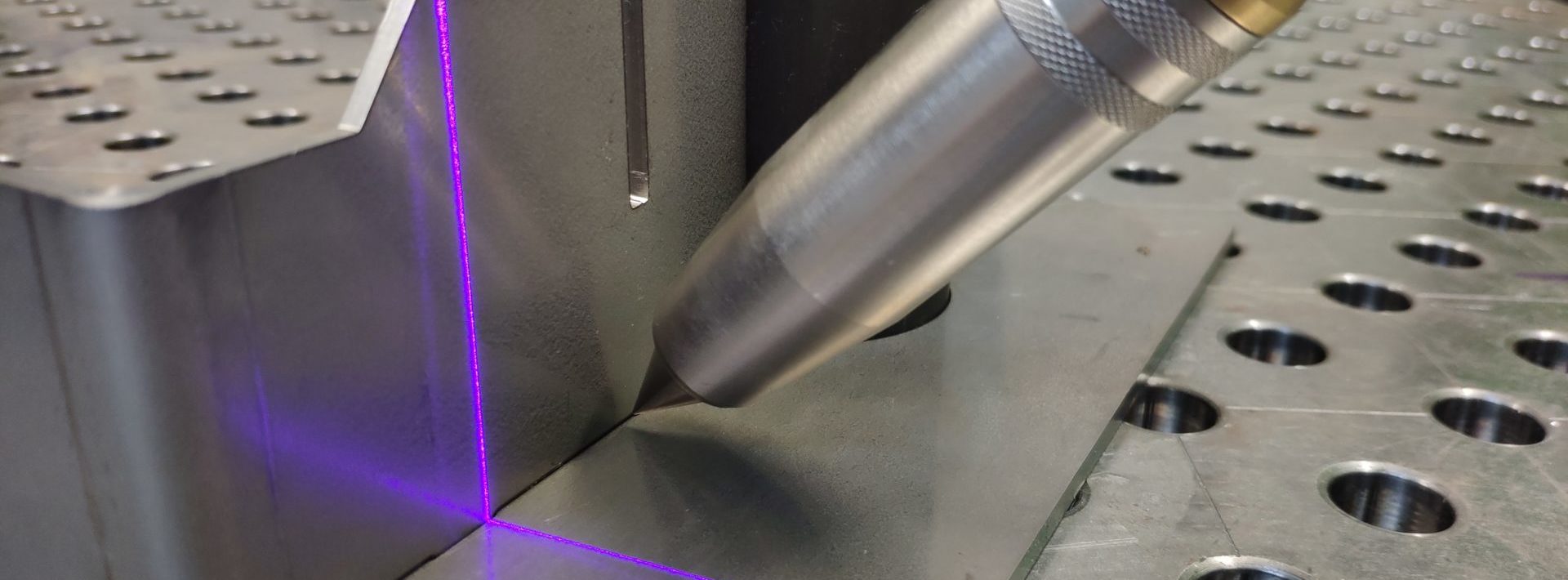 Ein Laserliniensensor am Schweiß-Cobot macht die Programmierung einfacher und schneller.