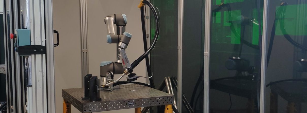 Testbauteile können mit dem Schweiß-Cobot sicher und gefahrlos geschweißt werden.