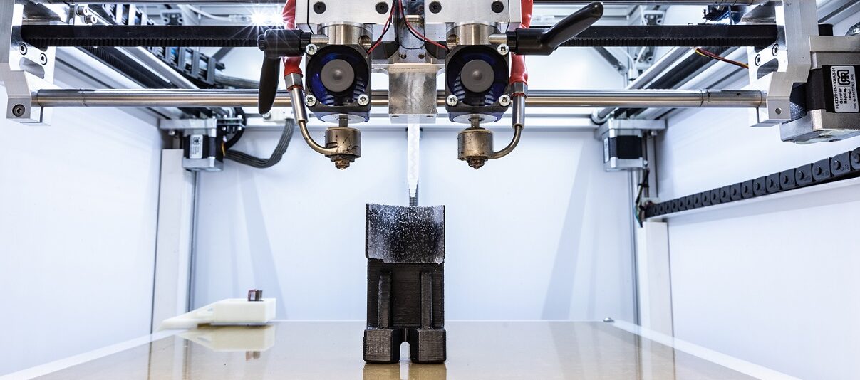 Am Fraunhofer IPA entwickeltes additive Fertigungssystem zur Hybridfertigung komplexer Bauteile
